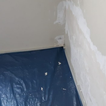 <div style:"display:none"></div>